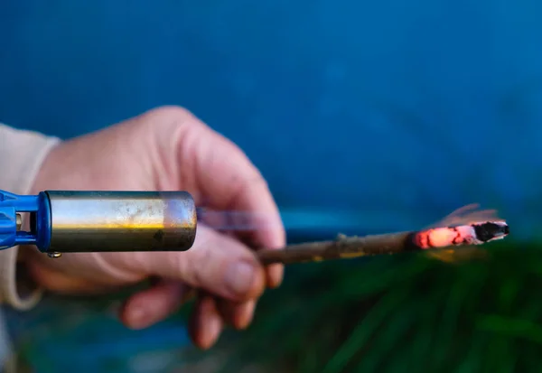 Encendedor Propano Hombre Enciende Fuego Rápida Fácilmente —  Fotos de Stock