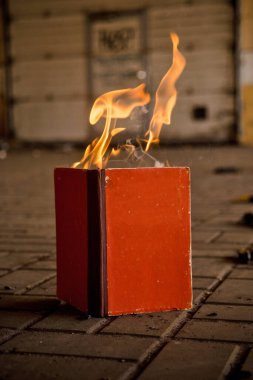 Kağıt kitap yanıp kül olur, beton kiremitler, el yazması yanıklar, ateşle açılan kitap.