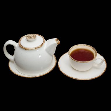 Kalıplı çaydanlık ve bir fincan siyah çay, bir fincan çay.