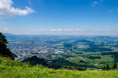 Avusturya, Salzburg 'daki Gaisbergspitze gözlem güvertesinden şehrin ve kır evlerinin güzel manzarası