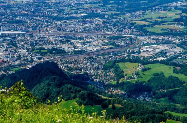 Avusturya, Salzburg 'daki Gaisbergspitze gözlem güvertesinden şehrin ve kır evlerinin güzel manzarası