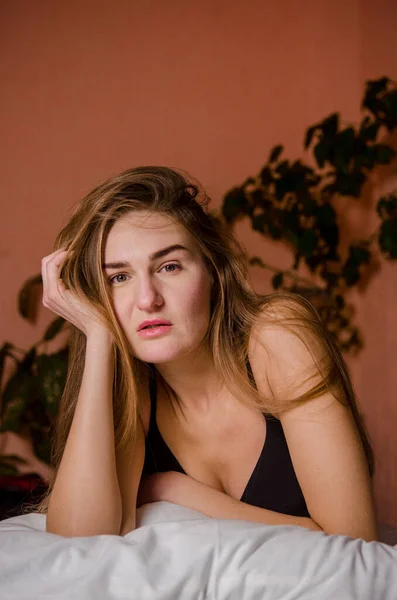 Mooie Jonge Vrouw Met Blond Haar Leunde Het Bed Esthetische — Stockfoto
