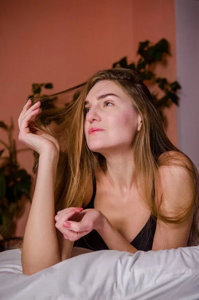 Mulher Bonita Com Cabelo Loiro Inclinado Cama Poses Estéticas Plantas — Fotografia de Stock