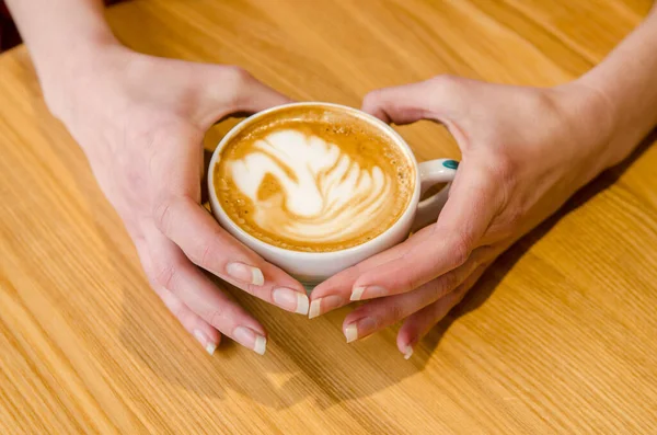 Giovani Mani Femminili Che Stringono Abbracciano Una Tazza Caffè Con — Foto Stock