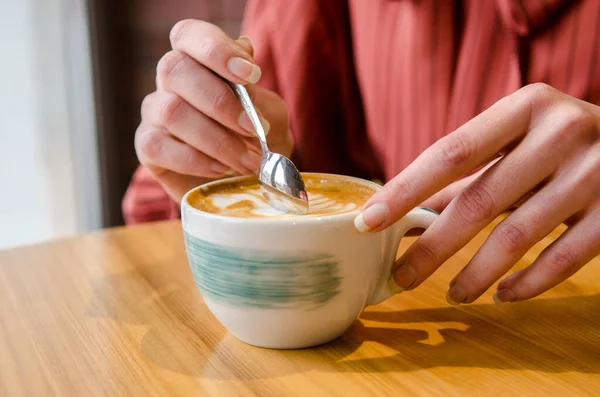 Mani Femminili Giovani Con Dita Lunghe Che Tengono Tazza Caffè — Foto Stock