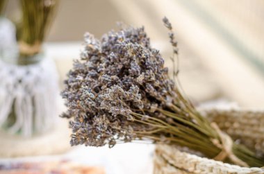Güzel kokulu lavanta buketleri güzel bir antika makrome kavanozu ve sepette duruyor.