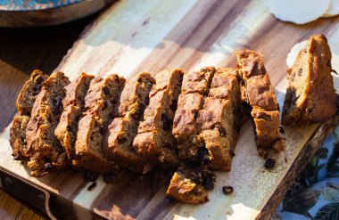 Tahta üzerinde pasta ya da ekmek bebek partisi pikniği 