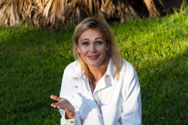 Parktaki piknikte sürpriz bir kadın.