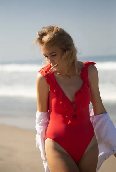 Емоційна Сумна Молода Жінка Червоному Купальнику Пляжі Біля Тихого Океану — стокове фото