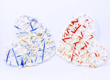 iki hasır kalp mavi ve kırmızı