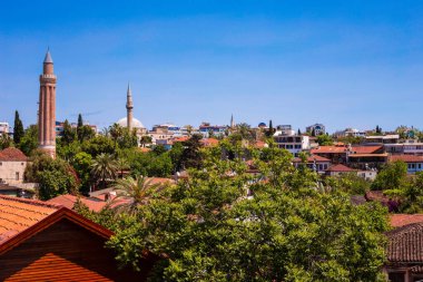 Kırmızı çatıları olan Antalya şehri manzarası