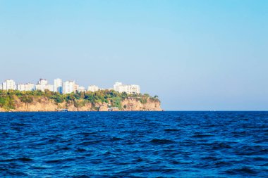 deniz ve dağ manzaralı evler ve ağaçlarla