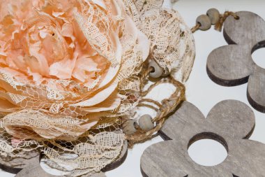 pembe arkaplan kumaş gül ve ahşap çiçek boncukları