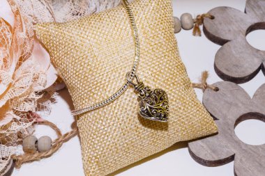 Renkli mücevher bilezikler yastıkta doğal taşlar