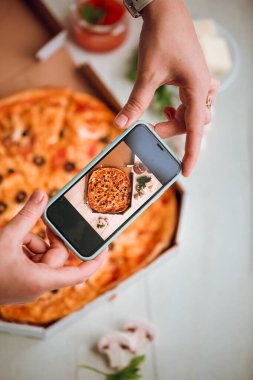 Mantarlı, domatesli, tavuklu, zeytinli, peynirli lezzetli pizza. Pizza kutusu..