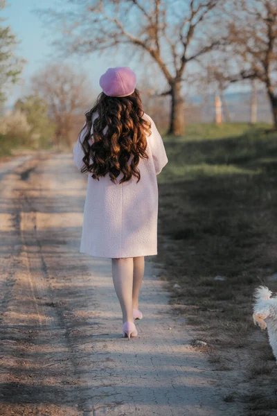 Chica Del Sombrero Chica Cubrió Cara Con Sombrero Niña Camina — Foto de Stock