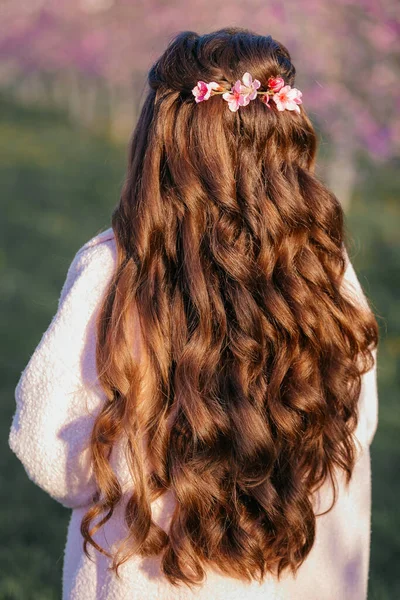 Rambut Yang Indah Rambut Panjang Keriting Dengan Bunga — Stok Foto