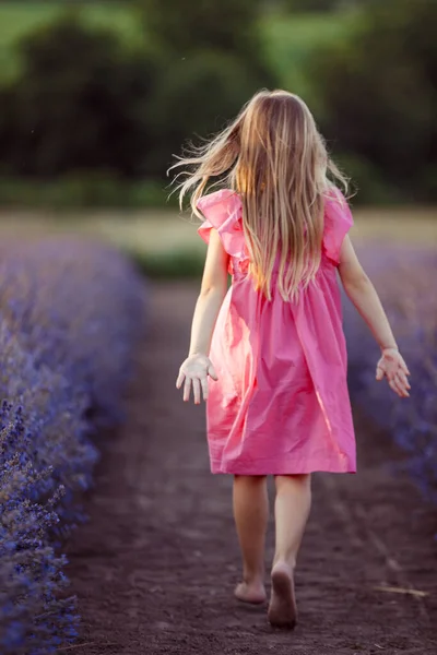 Dívka Růžových Šatech Jdi Letní Čas — Stock fotografie