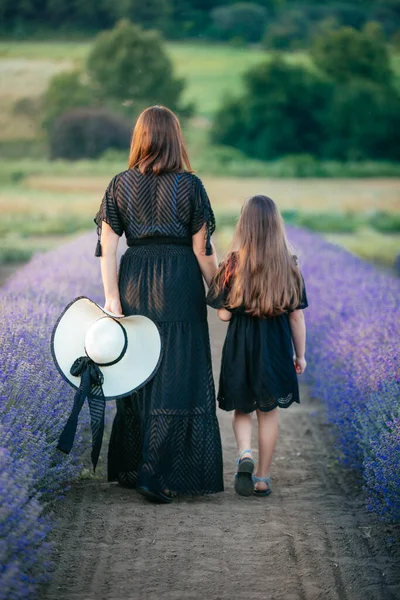 Máma Dcera Chodí Levandulovém Poli — Stock fotografie