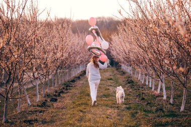 Kız elinde bir oyuncak bebek tutuyor. O bir maske takıyor. Mutlu yıllar.!