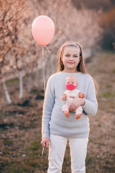 Dívka Drží Rukou Panenku Sobě Masku Všechno Nejlepší — Stock fotografie