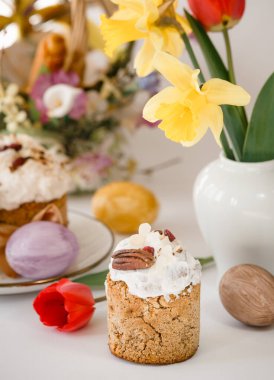 Güzel Paskalya pastası. Yumurta boyar, paskalya pastası pişiririz..