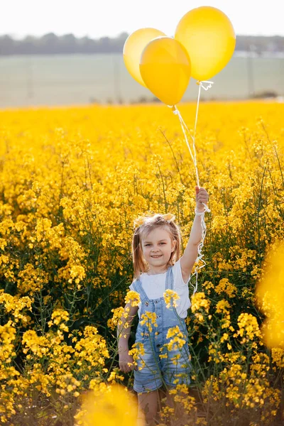 Dívka Kráčí Poli Žlutými Balónky Žlutých Květinách Žluté Pole Znásilnění — Stock fotografie