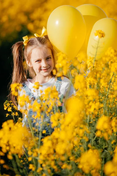 Dívka Kráčí Poli Žlutými Balónky Žlutých Květinách Žluté Pole Znásilnění — Stock fotografie