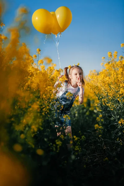 Dívka Kráčí Poli Žlutými Balónky Žlutých Květinách Žluté Pole Znásilnění — Stock fotografie