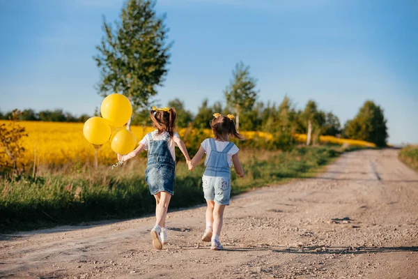 Děti Procházejí Krásnou Krajinou Žlutým Polem Kvetoucího Řepkového Semínka — Stock fotografie