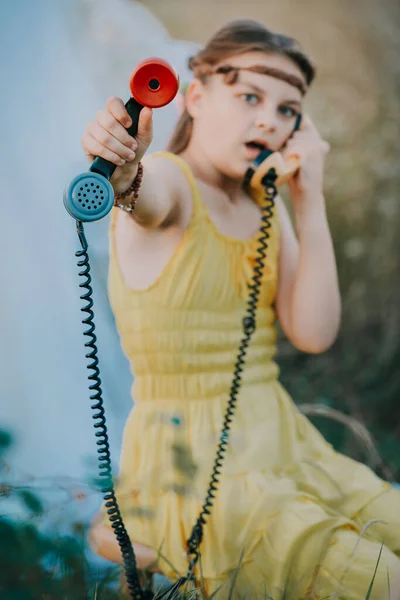 Dziewczyna Dzwoni Starego Telefonu Podsłuchem Halo Nie Słyszę Cię Połączenie — Zdjęcie stockowe
