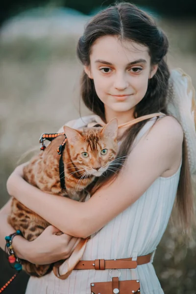 Sesión Fotos Con Gato Chica Con Gato Raza Bengala — Foto de Stock