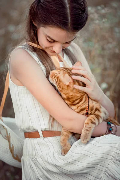 Sesión Fotos Con Gato Chica Con Gato Raza Bengala — Foto de Stock