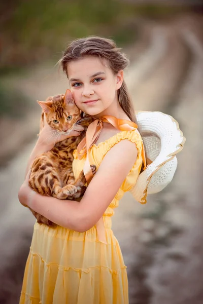 Chica Con Gato Primer Plano Retrato — Foto de Stock