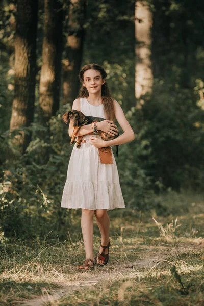 Chica Camina Por Bosque Con Perro Salchicha — Foto de Stock