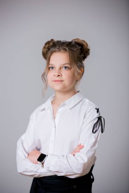 Beyaz arka planda güzel bir kızın stüdyo portresi..