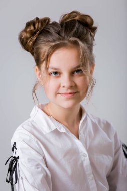 Beyaz arka planda güzel bir kızın stüdyo portresi..