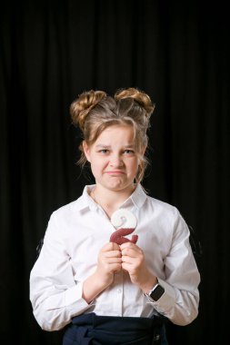 Bir çocuğun üzgün yüzü. 2. Okulda alındı..