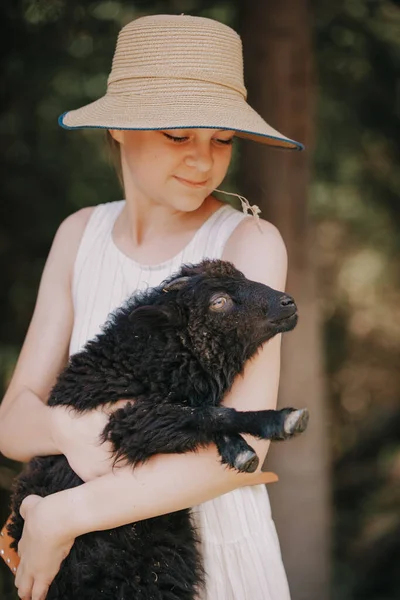 Chica Sostiene Una Cabra Sesión Fotográfica Verano Con Animales Recreación — Foto de Stock