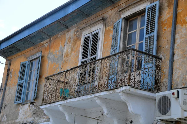 Старый балкон — стоковое фото