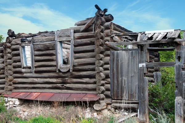 Oude vernietigd houten huis — Stockfoto