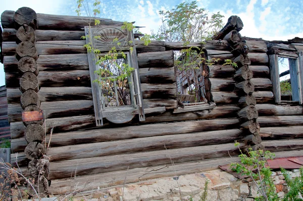 Oude vernietigd houten huis — Stockfoto