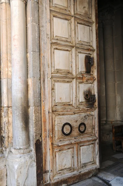 Входная дверь в храм Гроба Господня — стоковое фото