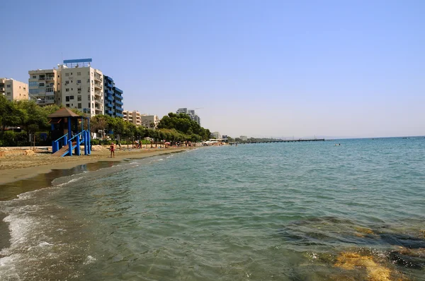 Tropical city beach — Stock Photo, Image