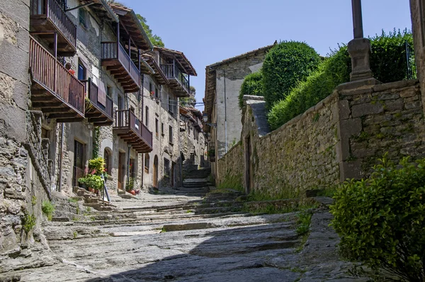 Narrow street of old Catalan village in Pyrenees. Rupit, Spain — Stock Photo, Image