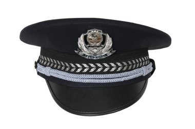 Polis şapkası, beyaz bir arka plana dayanır. Çin polis memuru