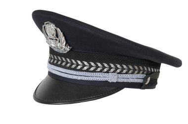 Polis şapkası, beyaz bir arka plana dayanır. Çin polis memuru