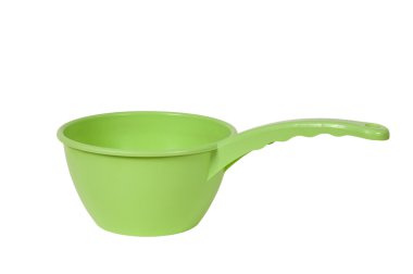 beyaz zemin üzerine yeşil boş plastik kaşık.