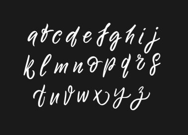 El yazısıyla yazılmış beyaz yazı tipi sembolleri. Harfler vektör illüstrasyonunu karatahtaya izole eder.