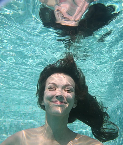 Chica se sumerge en la piscina —  Fotos de Stock